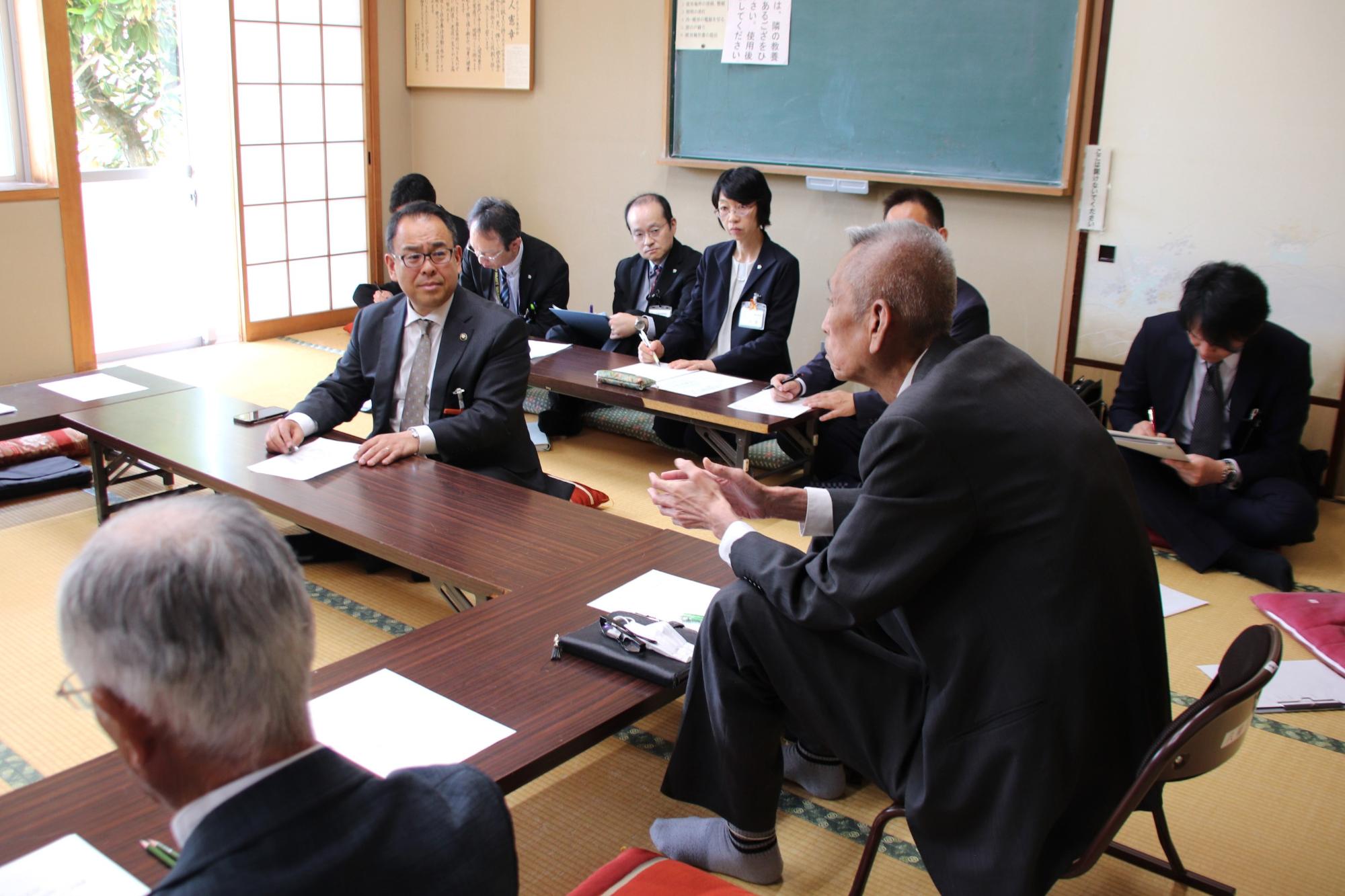 参加者一人一人の意見に回答する小川修一市長