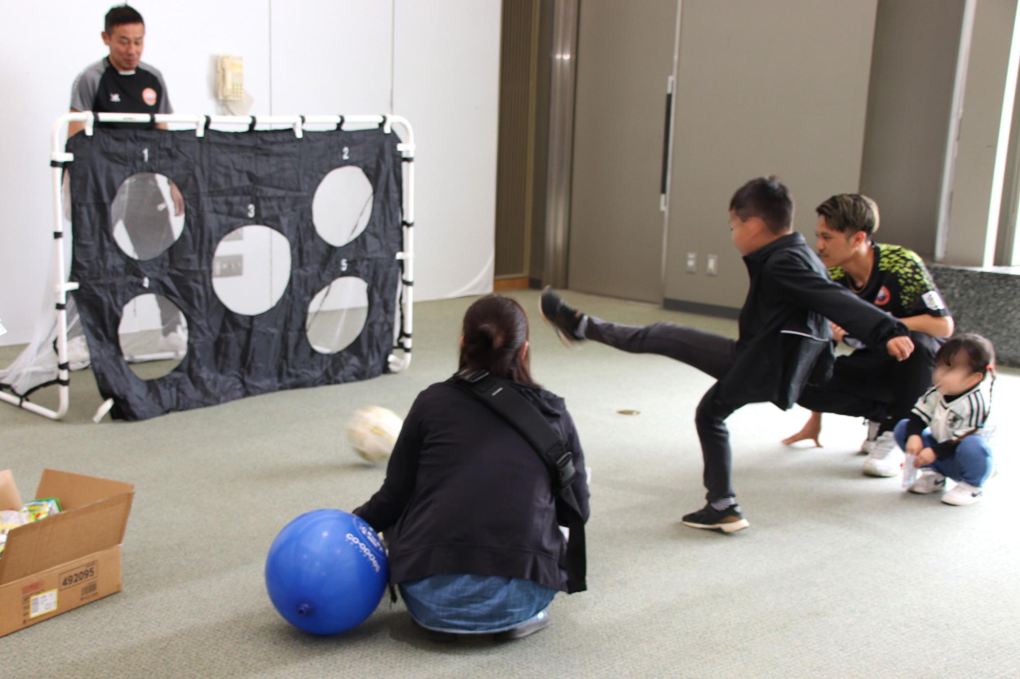 サッカーゲームコーナーで遊ぶ子供の様子