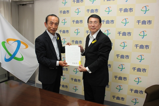 副市長と会長が書類を手にカメラのほうを向いている写真