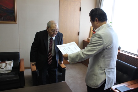 市長から近藤さんへ感謝状が手渡される瞬間の写真