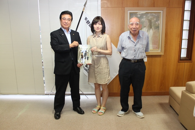 市長と宮本さんがパンフレットを手に並んで記念撮影をしている写真