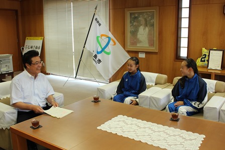 市長と和田姉妹が椅子に座ってお話している写真