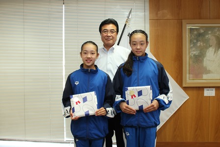 市長と和田姉妹が並んで記念撮影をしている写真
