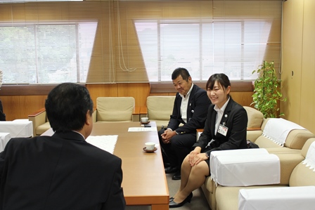 市長と宮林さん、乙守さんが椅子に座ってお話している写真