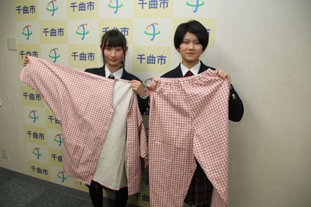 ファッションデザインを学ぶ女子高校生ふたりが、制作した寝間着を持っている写真