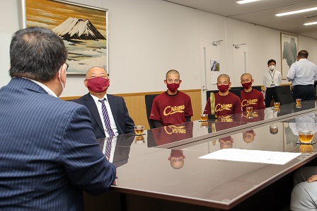 マスクをして会議室内で市長と話す千曲ボーイズの皆さんの写真