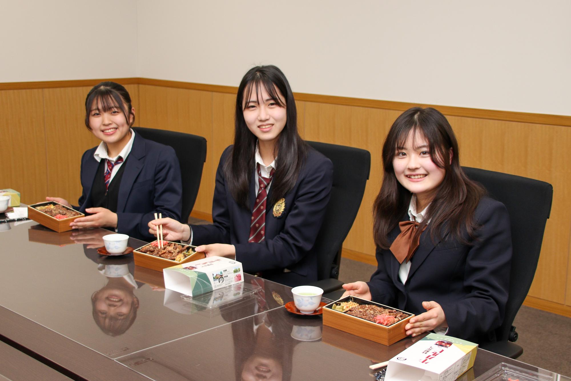 屋代高校2年生棚田グループの3人