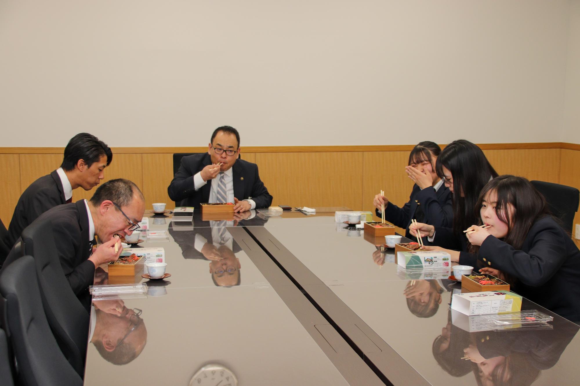 弁当を試食をする小川市長と参加者