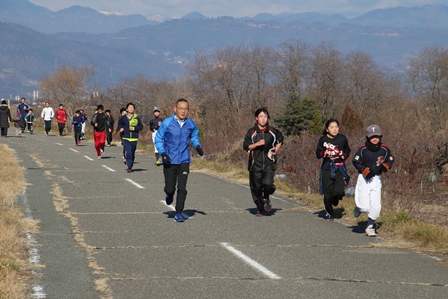 堤防道路を走る市民ランナーの写真