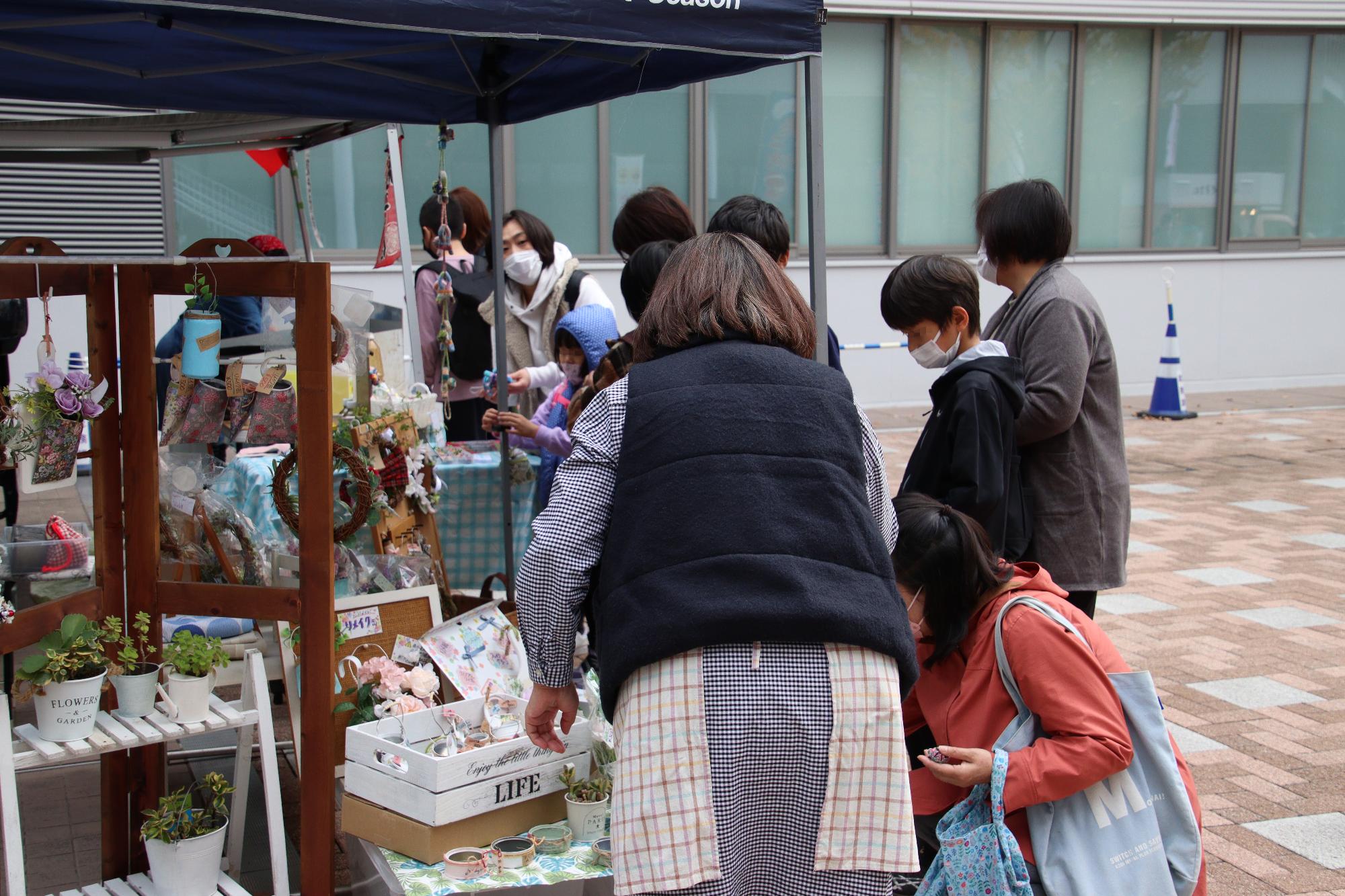 買い物客で賑わう出展ブース