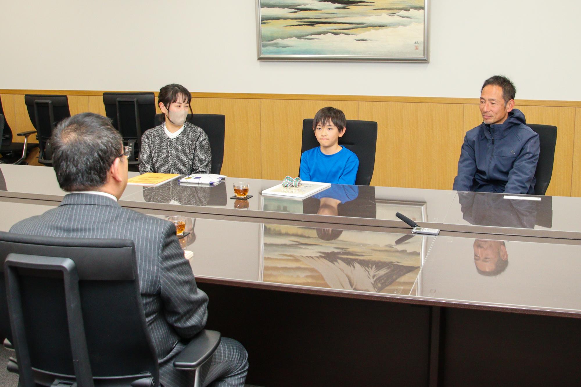 小川市長に準優勝を報告する平林さんの写真