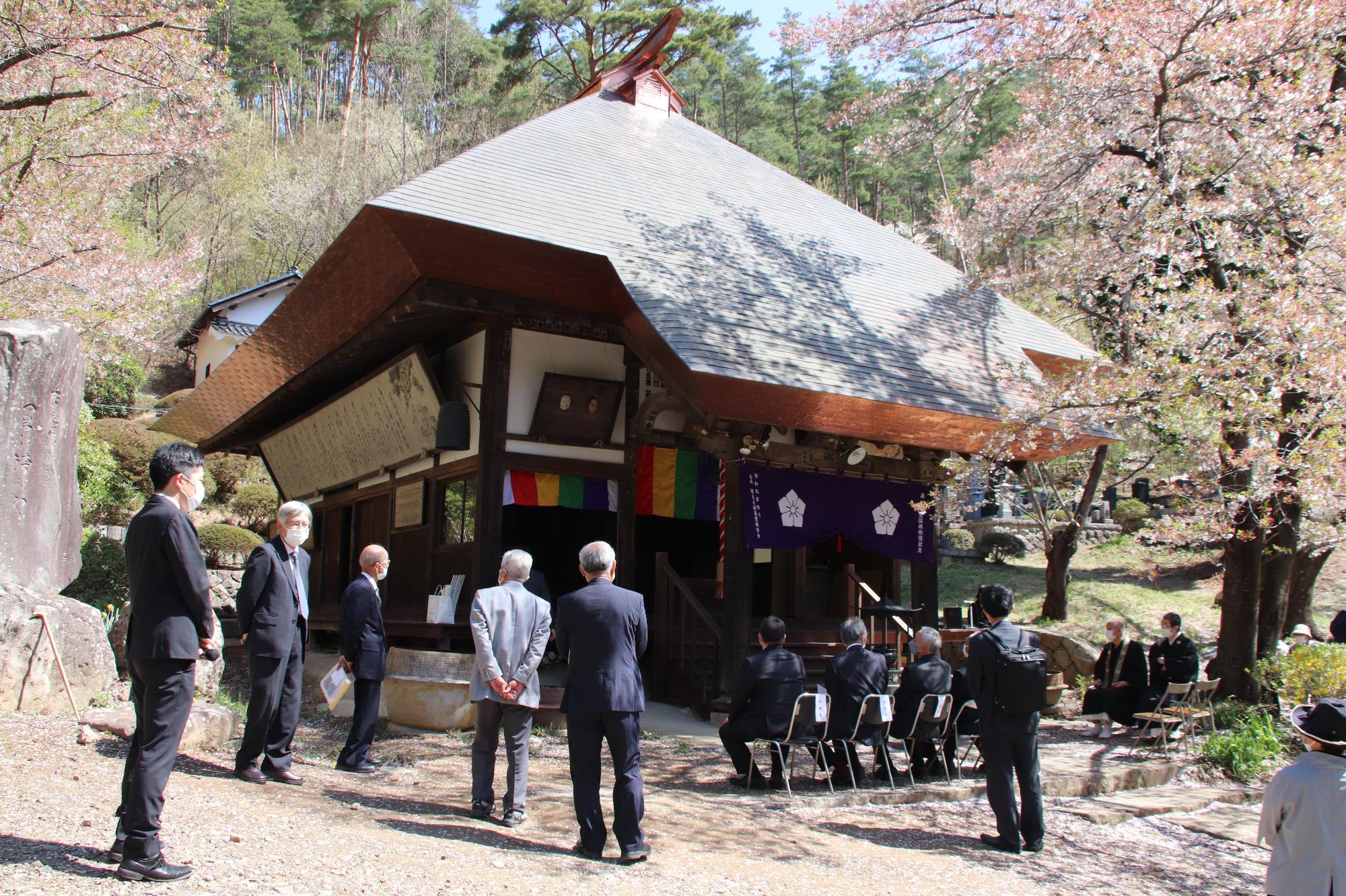 観龍寺観音堂屋根修復工事完成式の様子