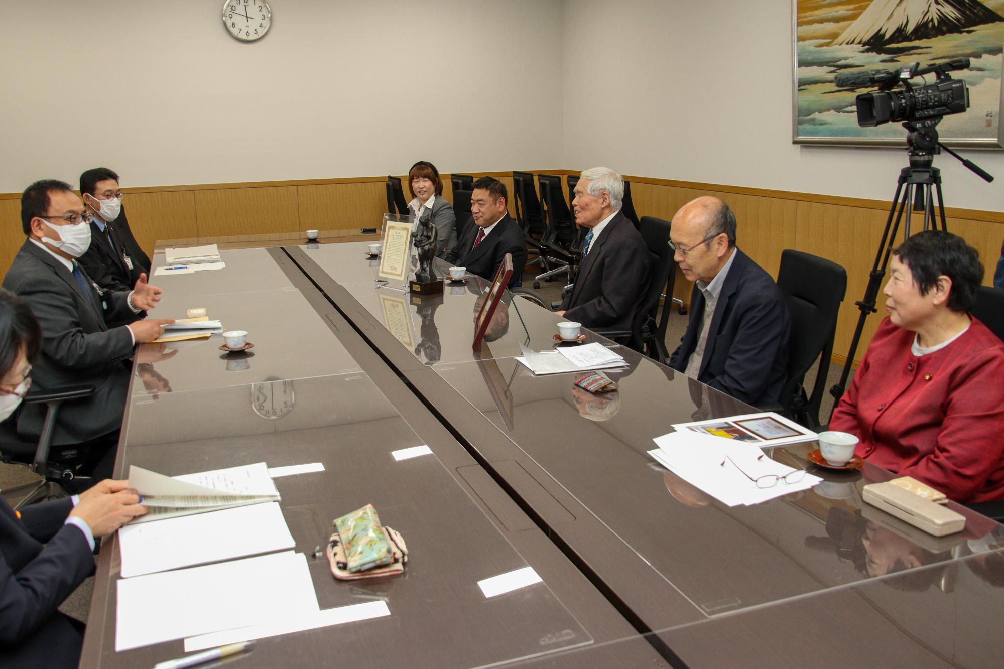 小川市長にダブル受賞の報告をする酒井常務理事と稲荷山福祉会の皆さん、前田市議会議員の写真