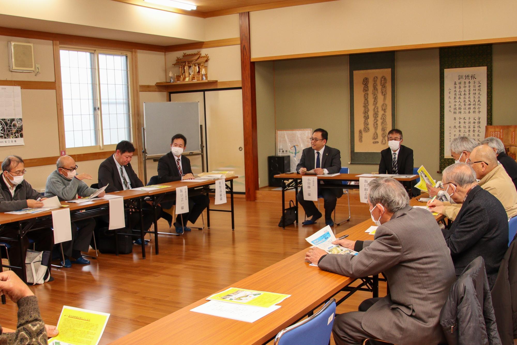 小川市長に埴生遊水地に関する質問をする中区区長の写真