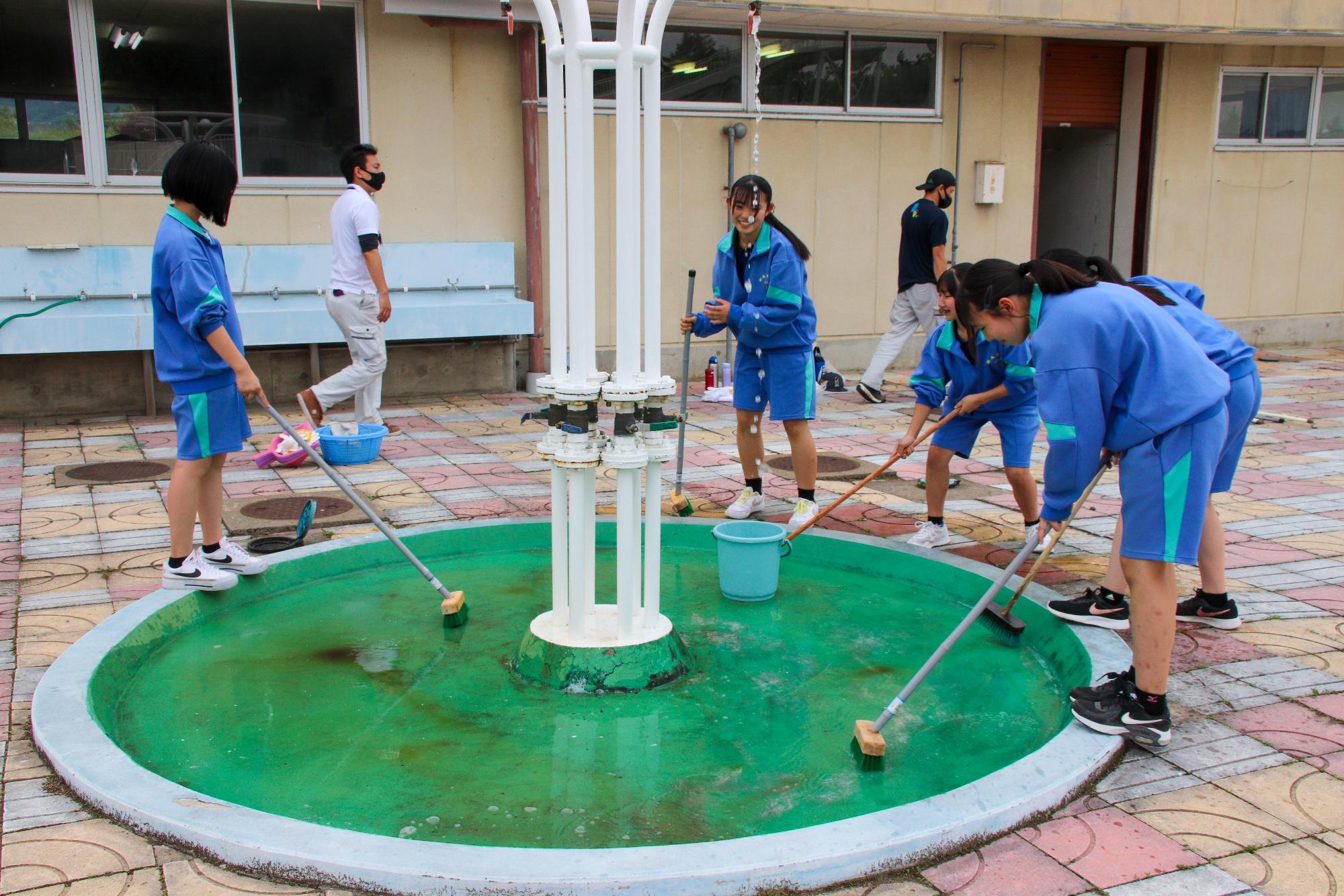 市民プールの清掃をする埴生中学校生徒1