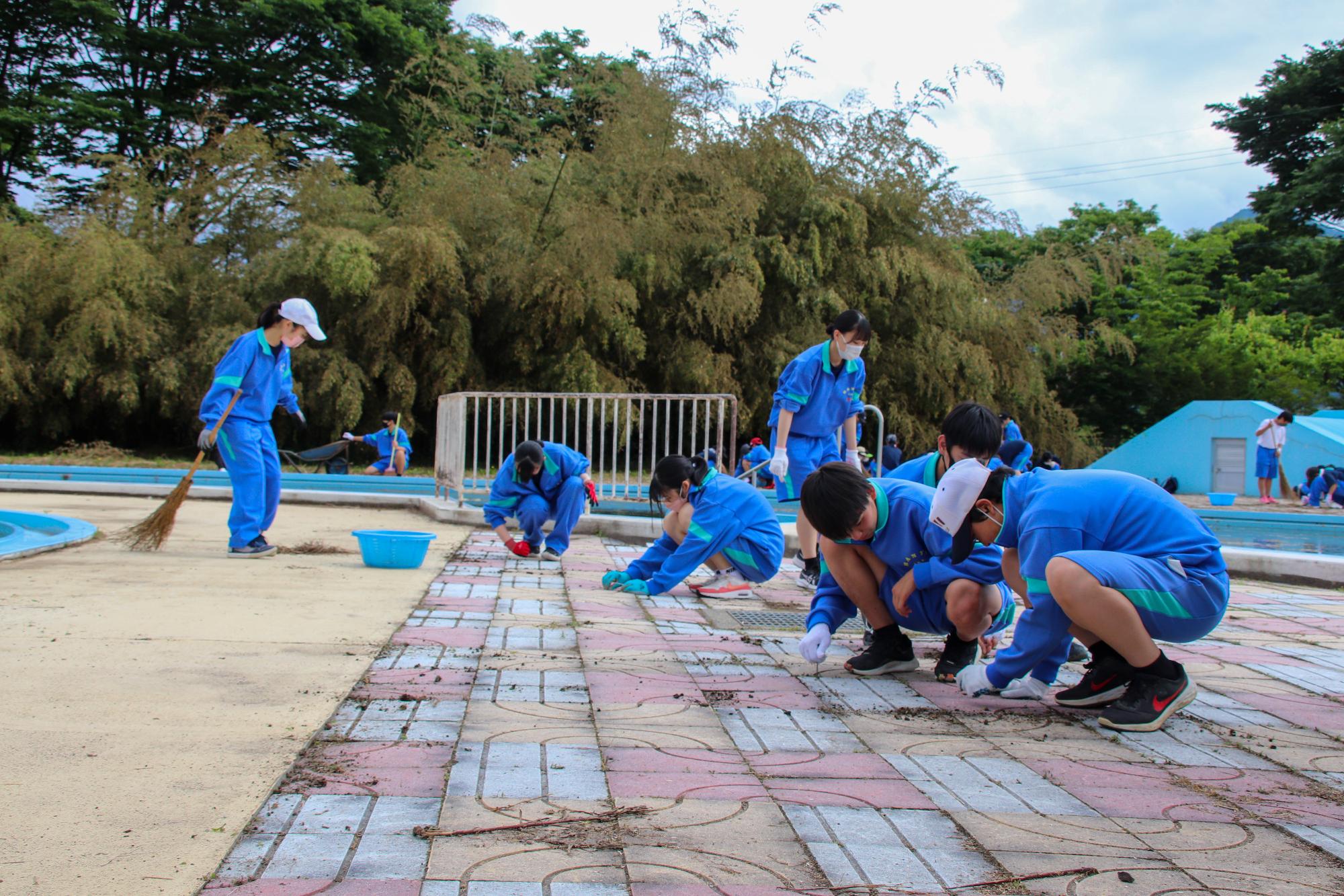 市民プールの清掃をする埴生中学校生徒