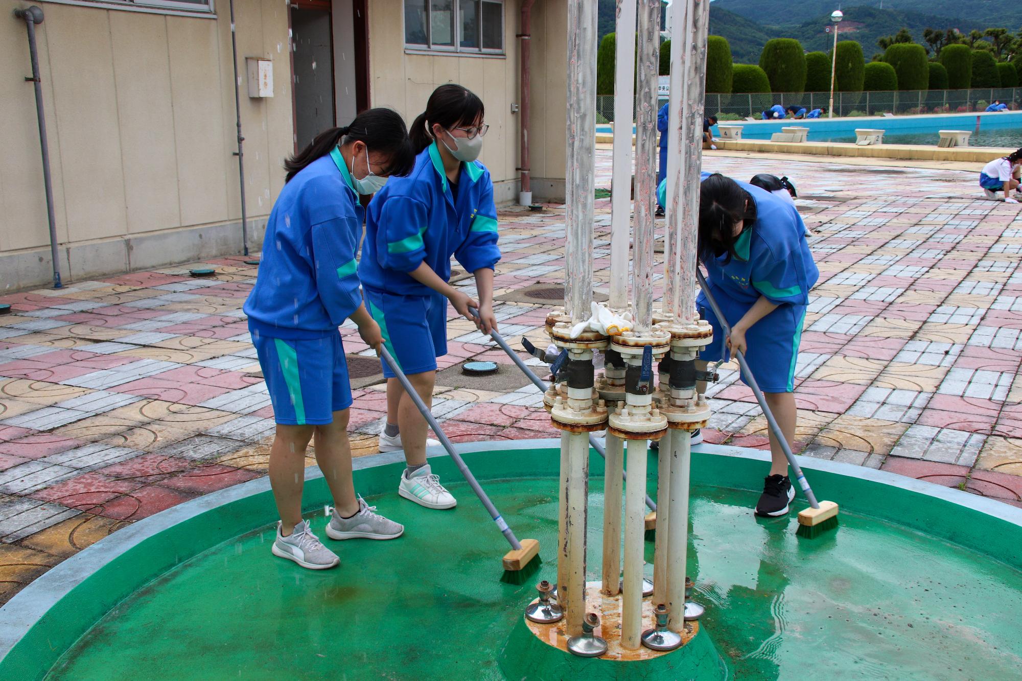 ブラシ清掃する埴生中学校の生徒