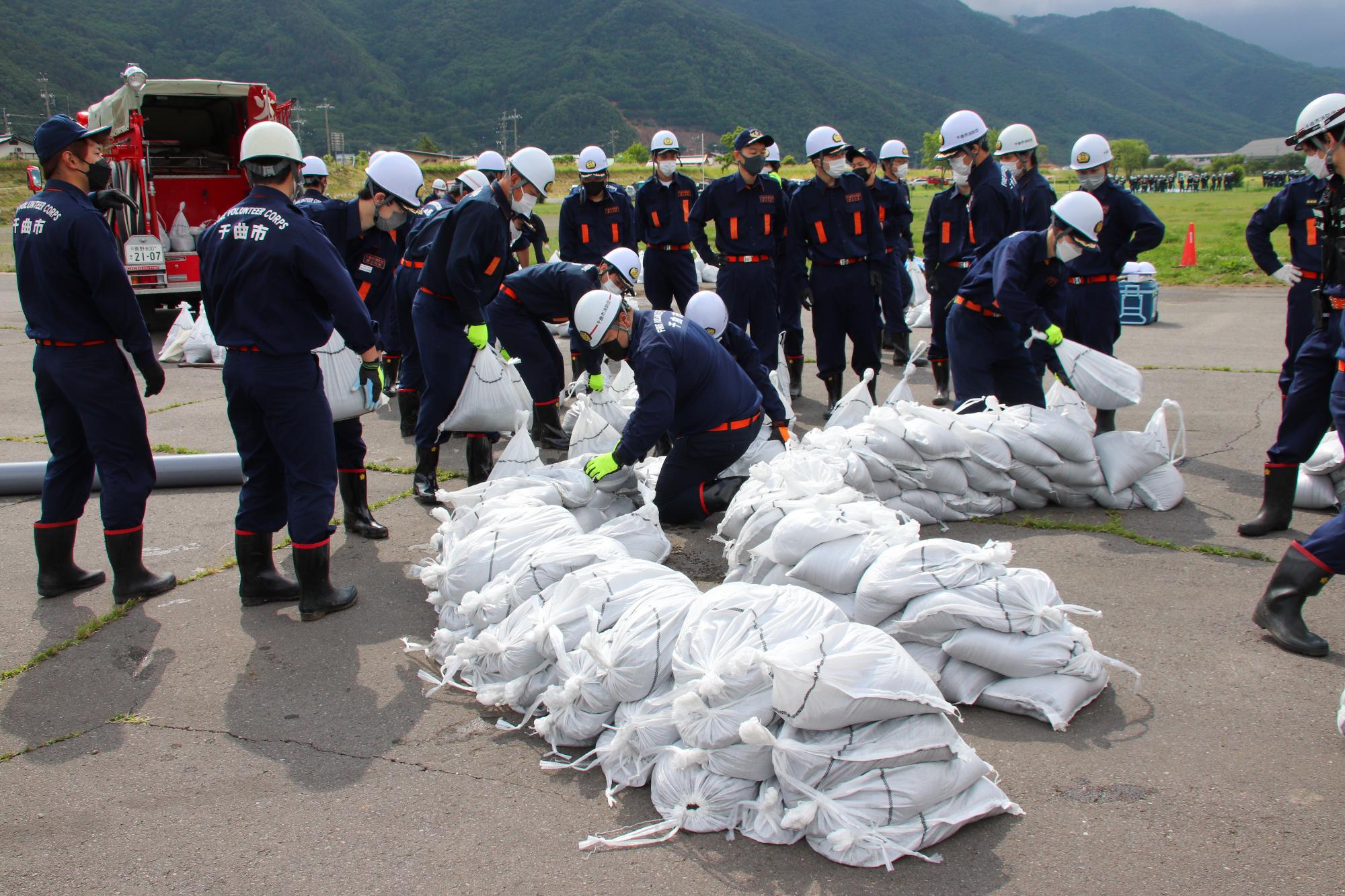 水防訓練で水防工法を学ぶ消防団