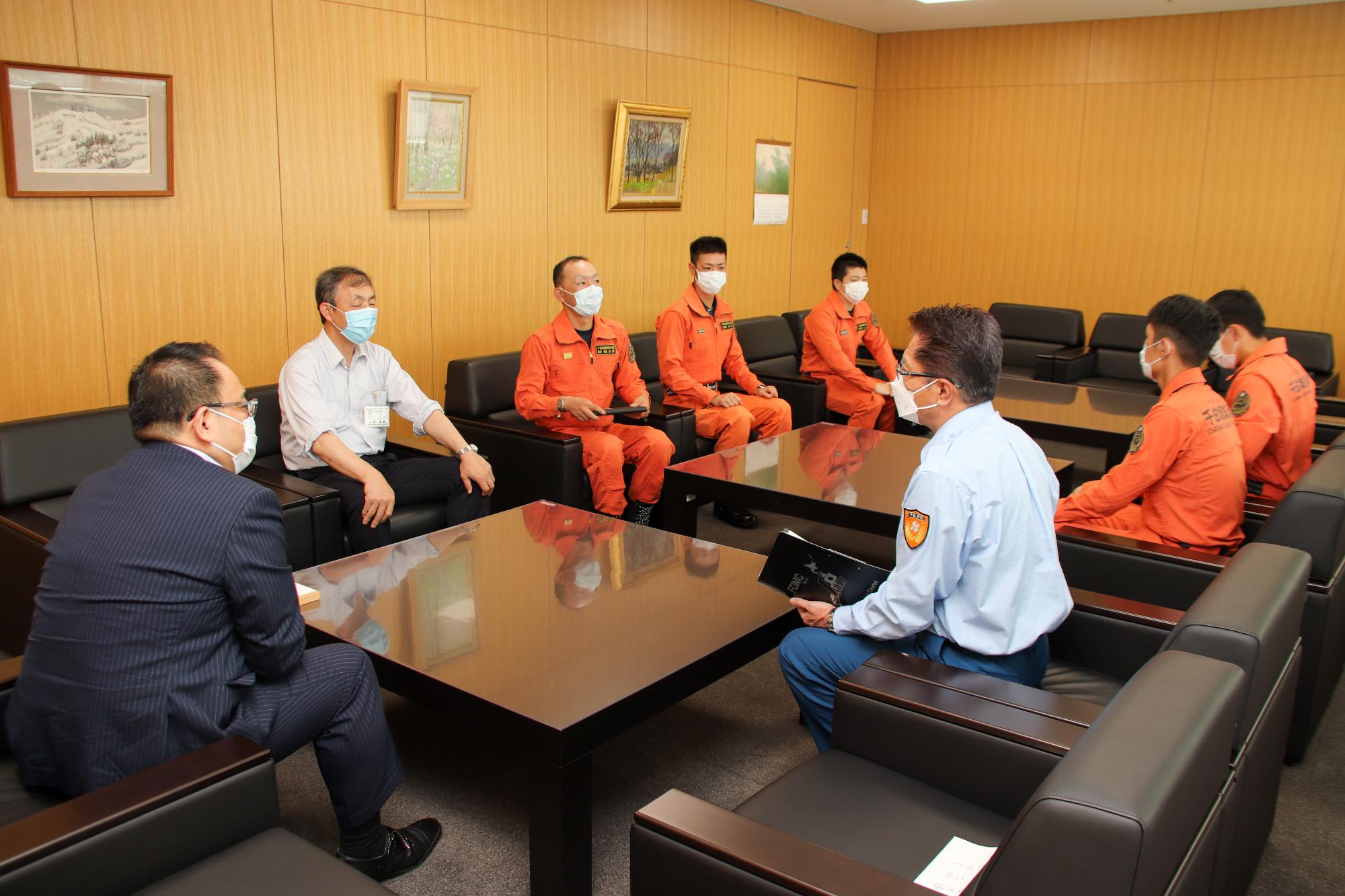小川市長と大内副市長と歓談する消防隊員