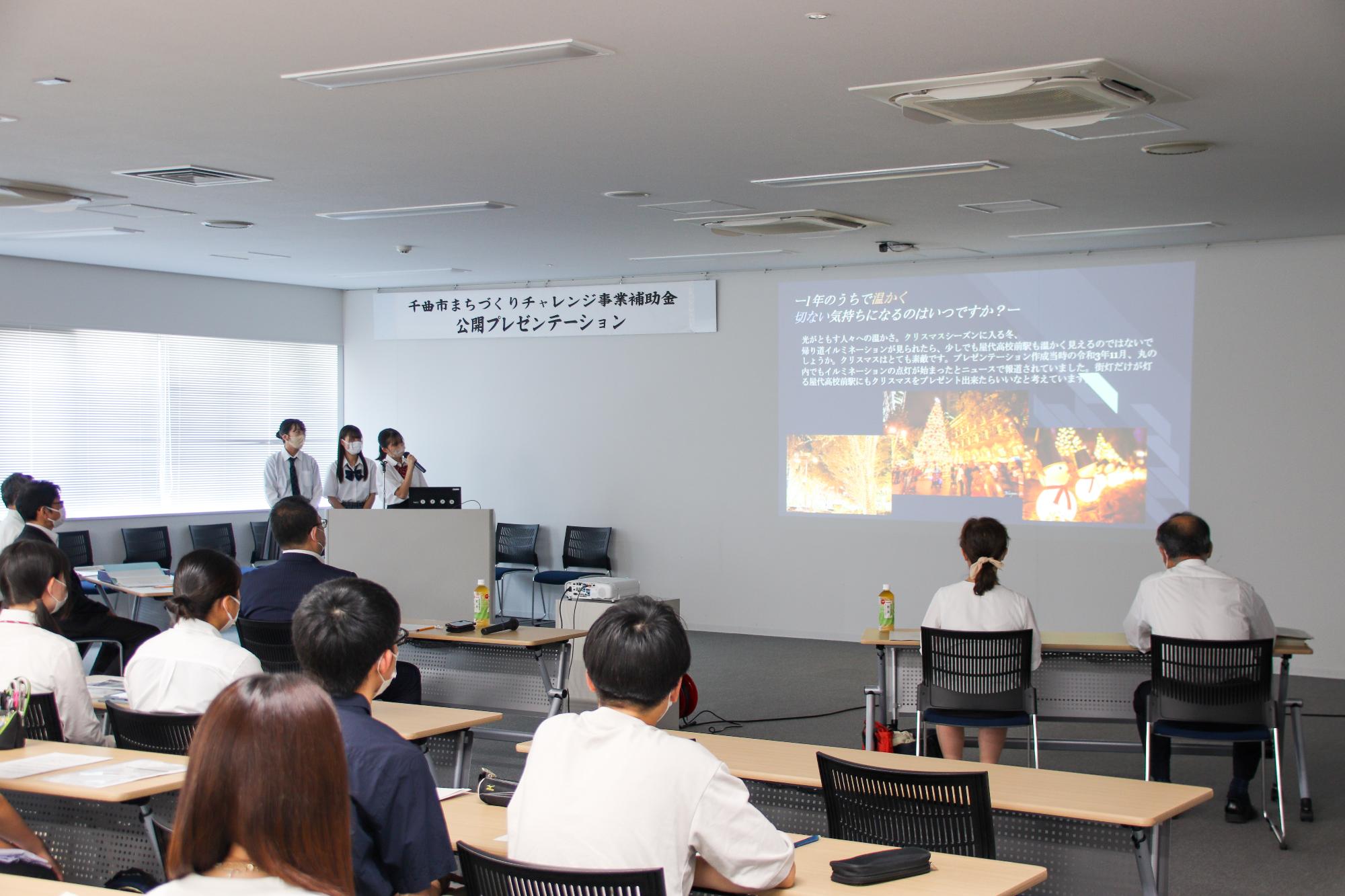 屋代高校生徒の公開プレゼンテーションの様子