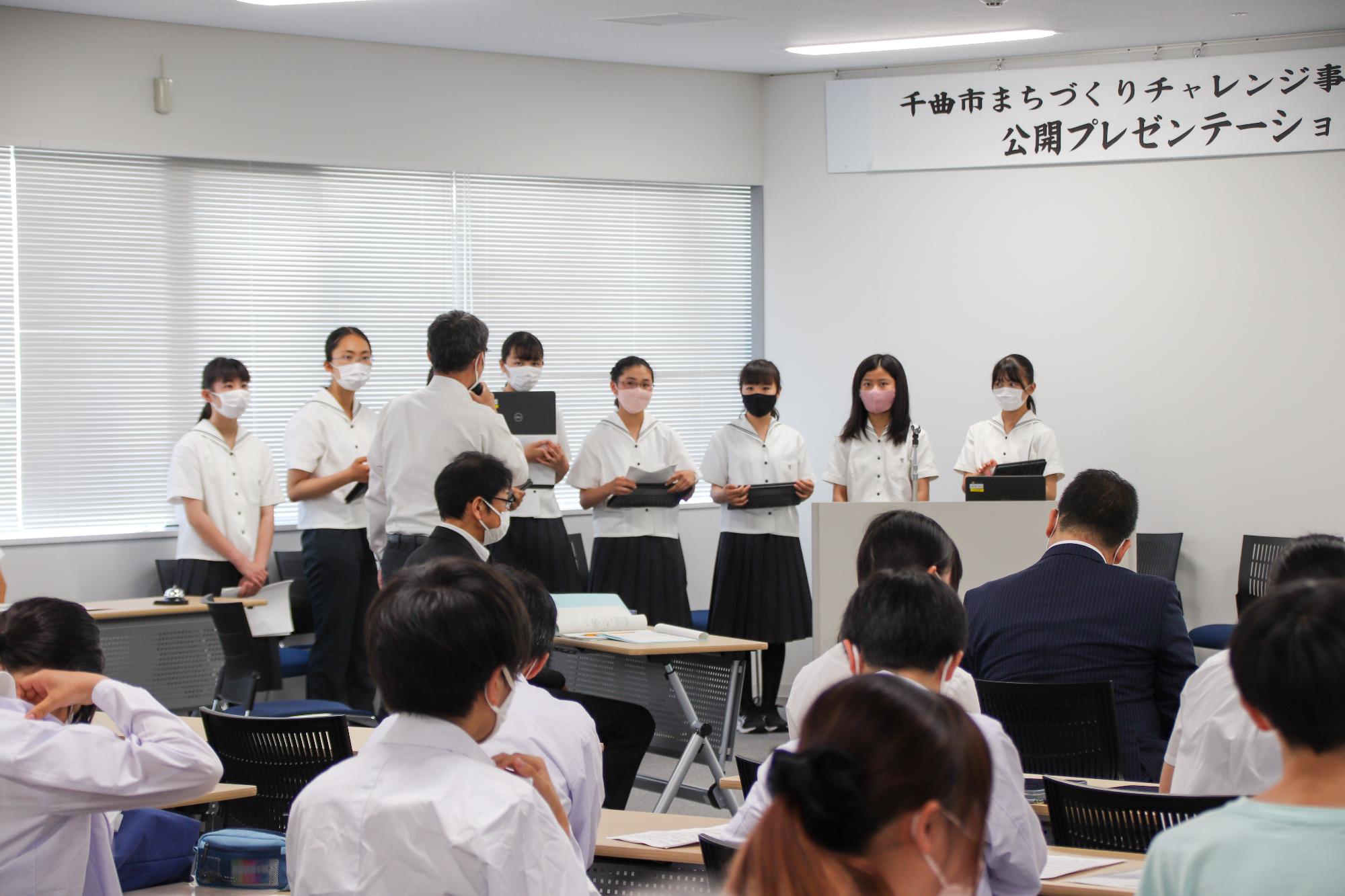 屋代高校附属中学校の公開プレゼンテーションの様子