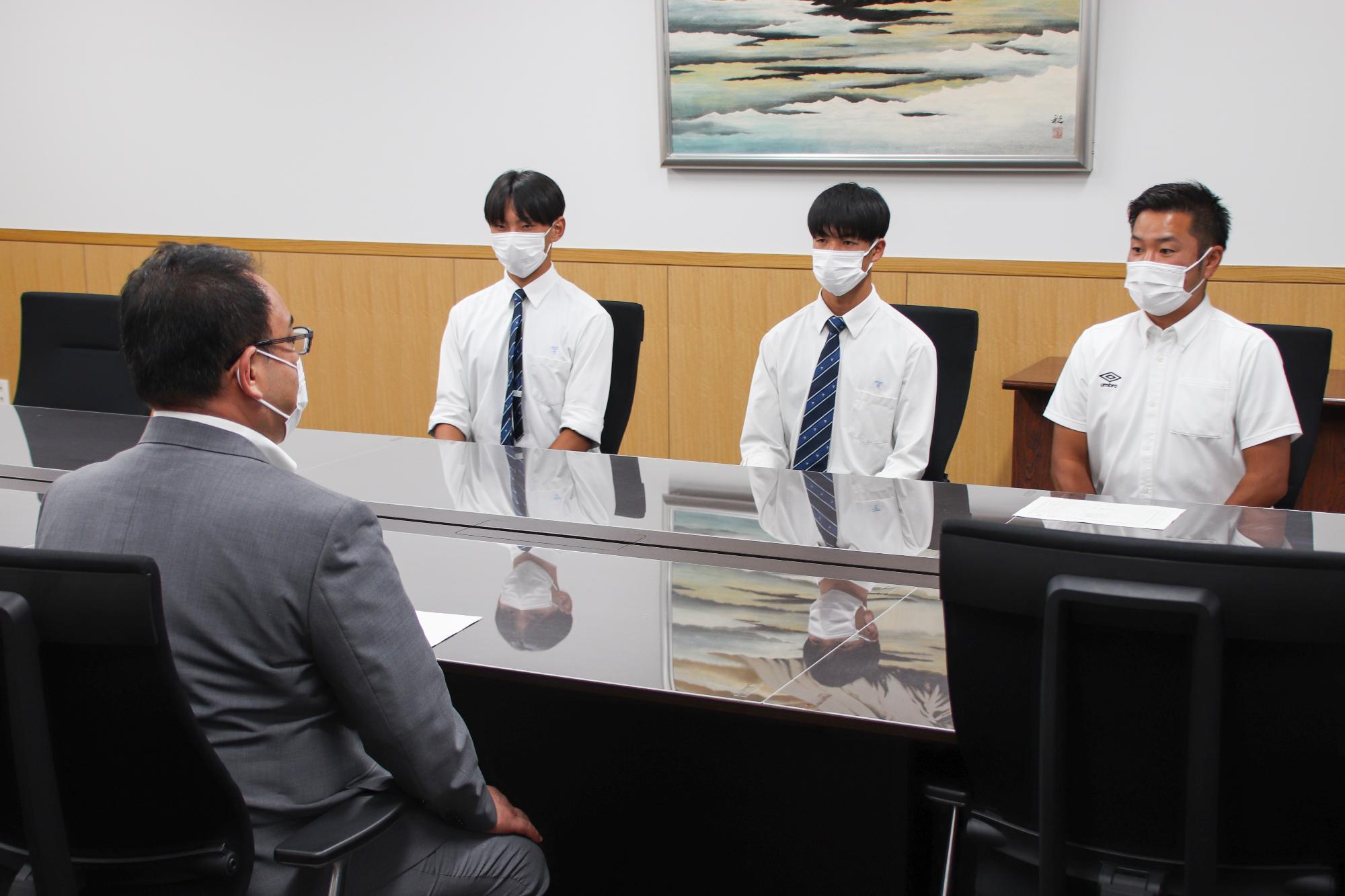 市長と歓談する東海大学付属諏訪高校の選手と監督