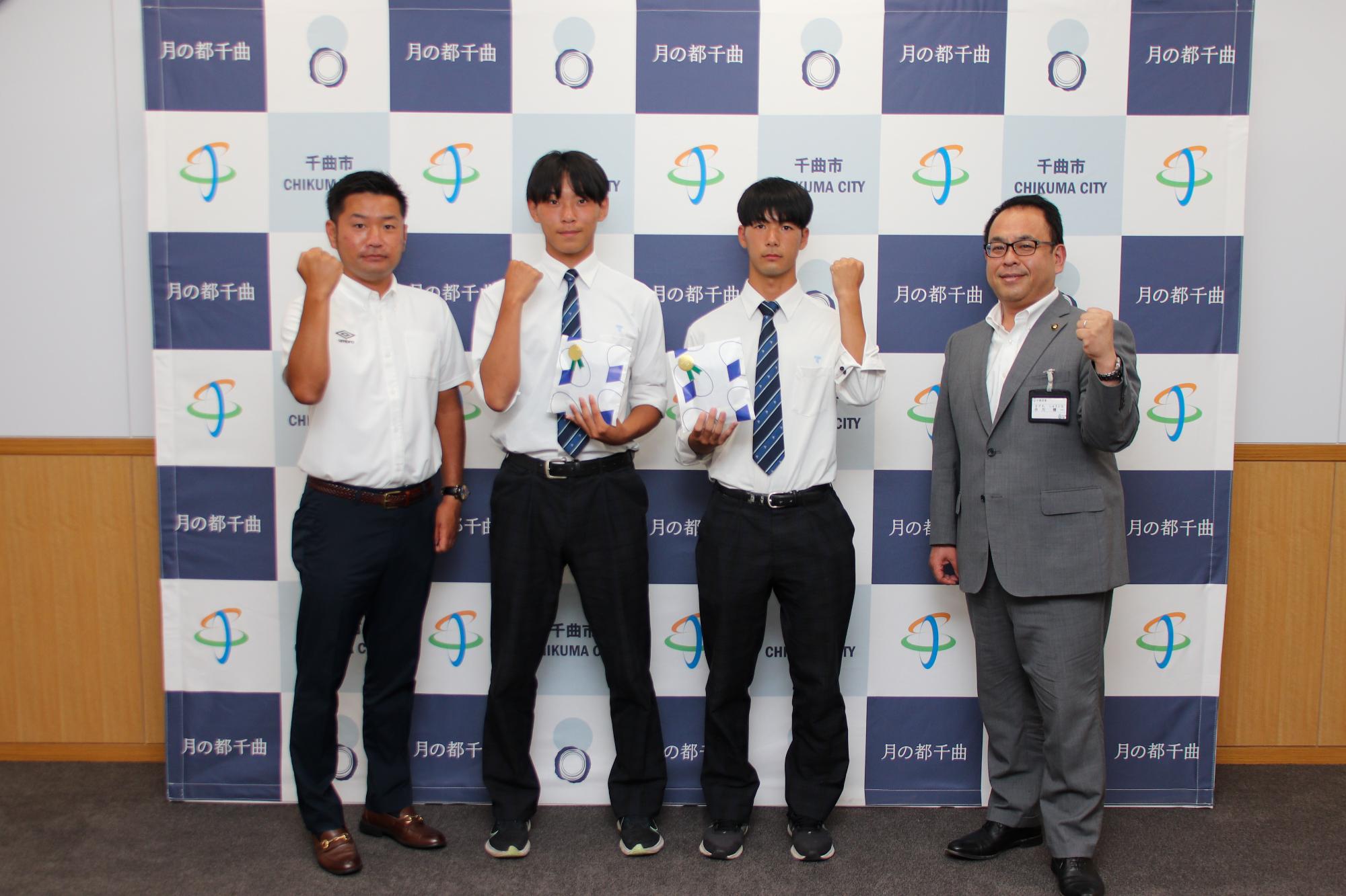 東海大学付属諏訪高校サッカー部の市内出身選手と市長の記念撮影