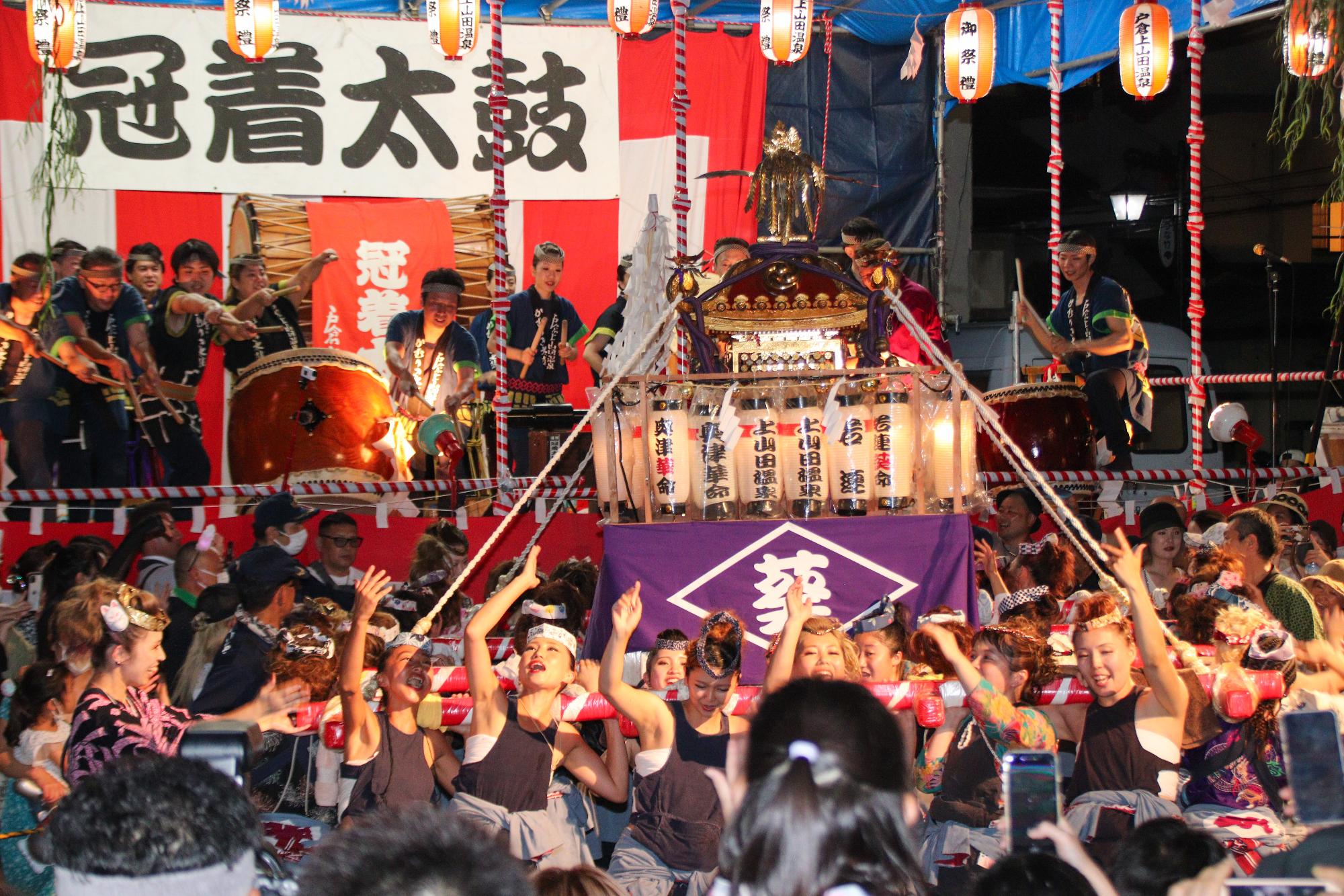 戸倉上山田温泉夏祭り女神輿の様子