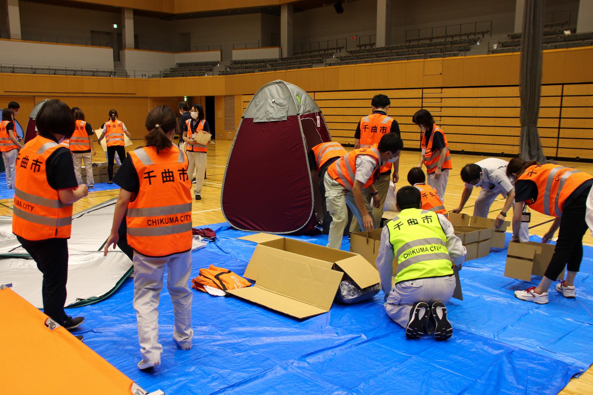 避難所備品を組み立てる市職員