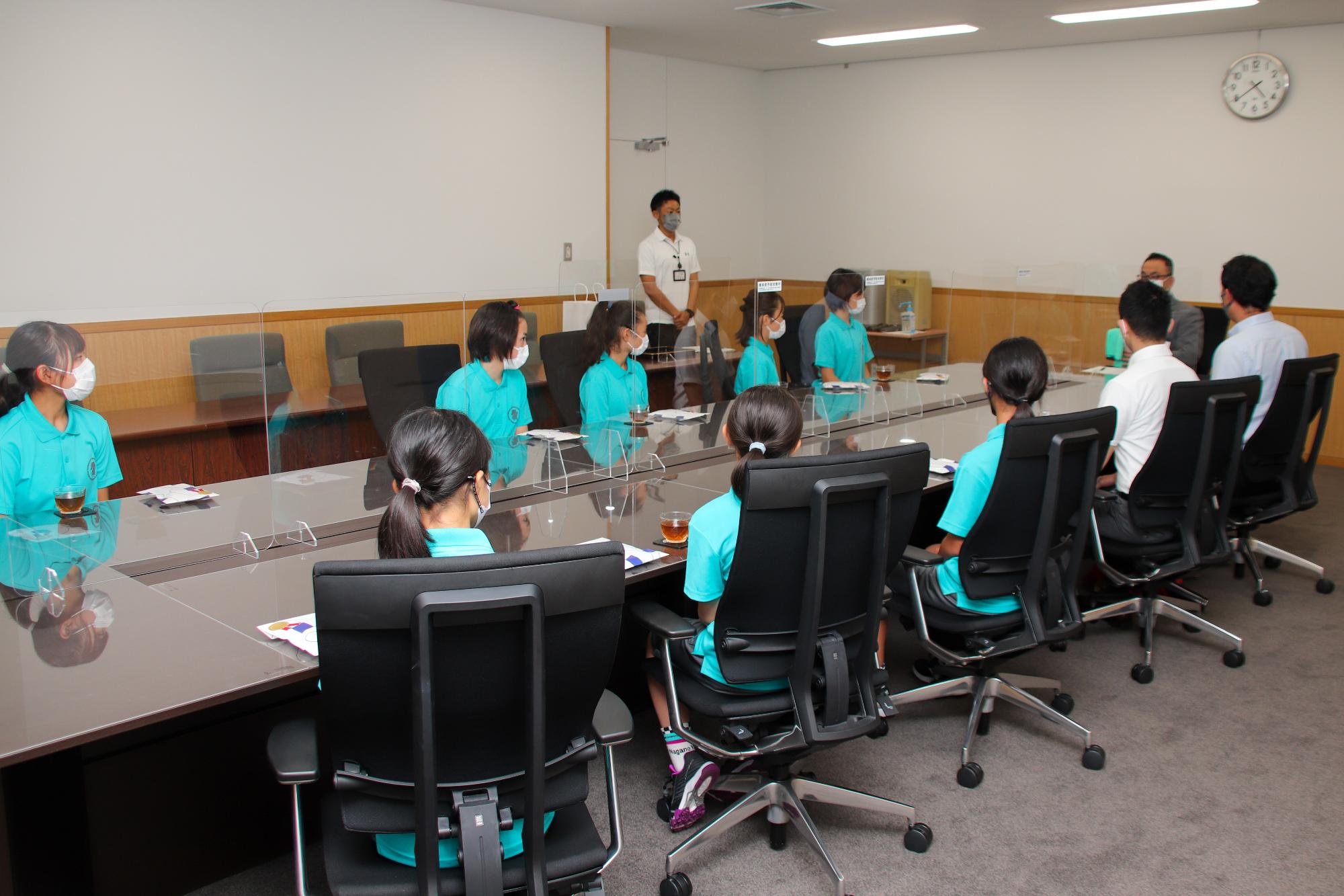 市長と歓談するNaganoYetiKIDSの選手たち