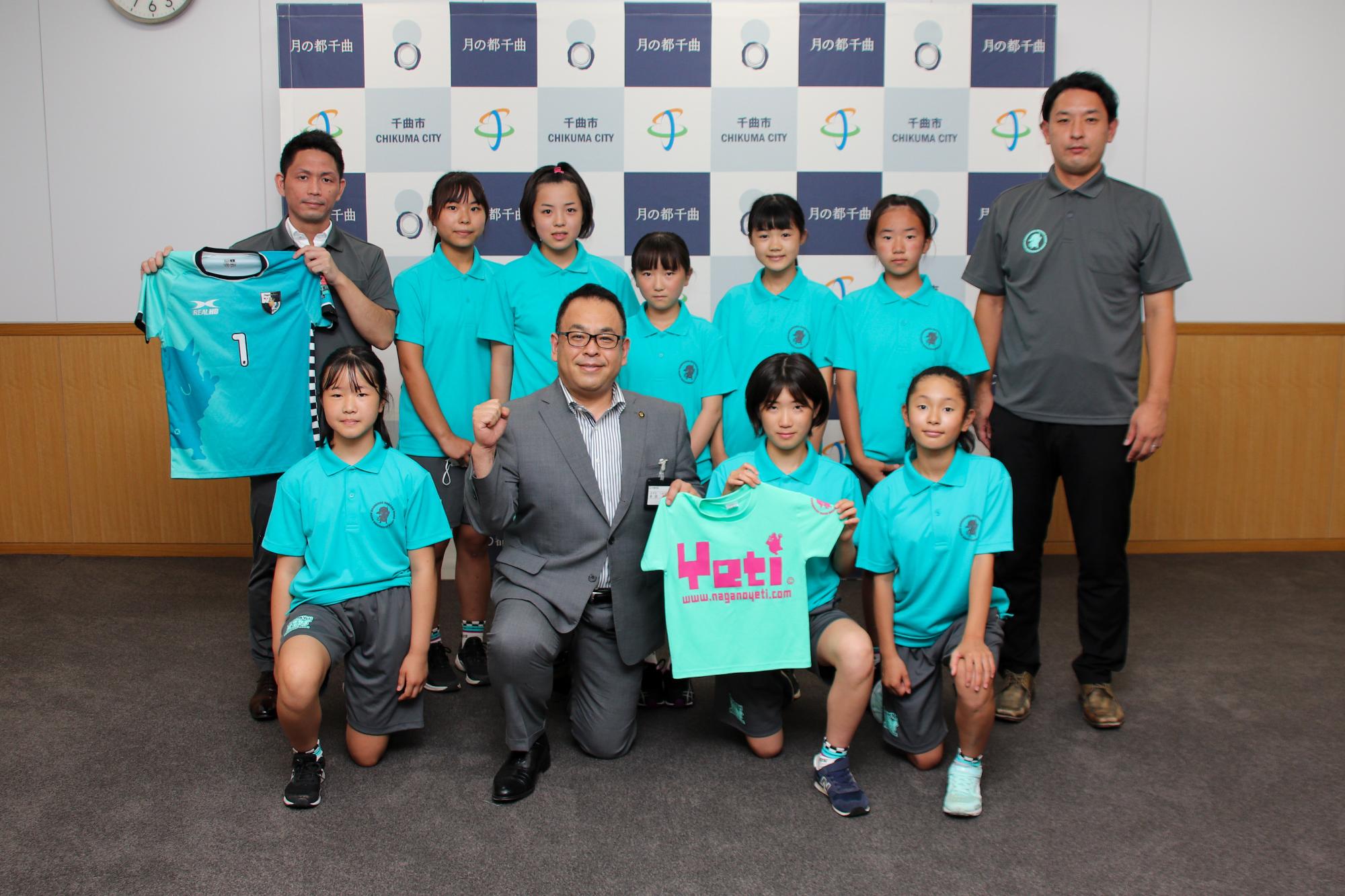 市長と記念撮影するNaganoYetiKIDSの選手と監督ら