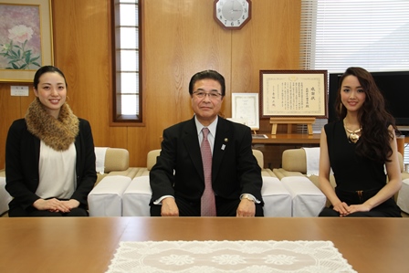 市長と轟さん、中沢さんが笑顔で並んでいる写真