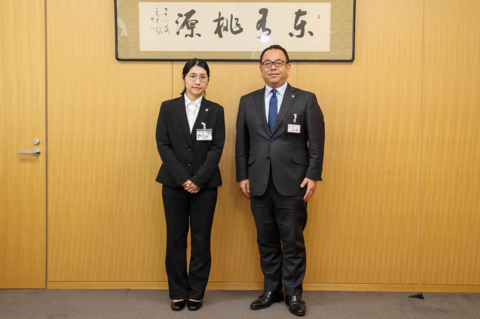 JICA協力隊員の兒玉さんと小川市長の記念写真