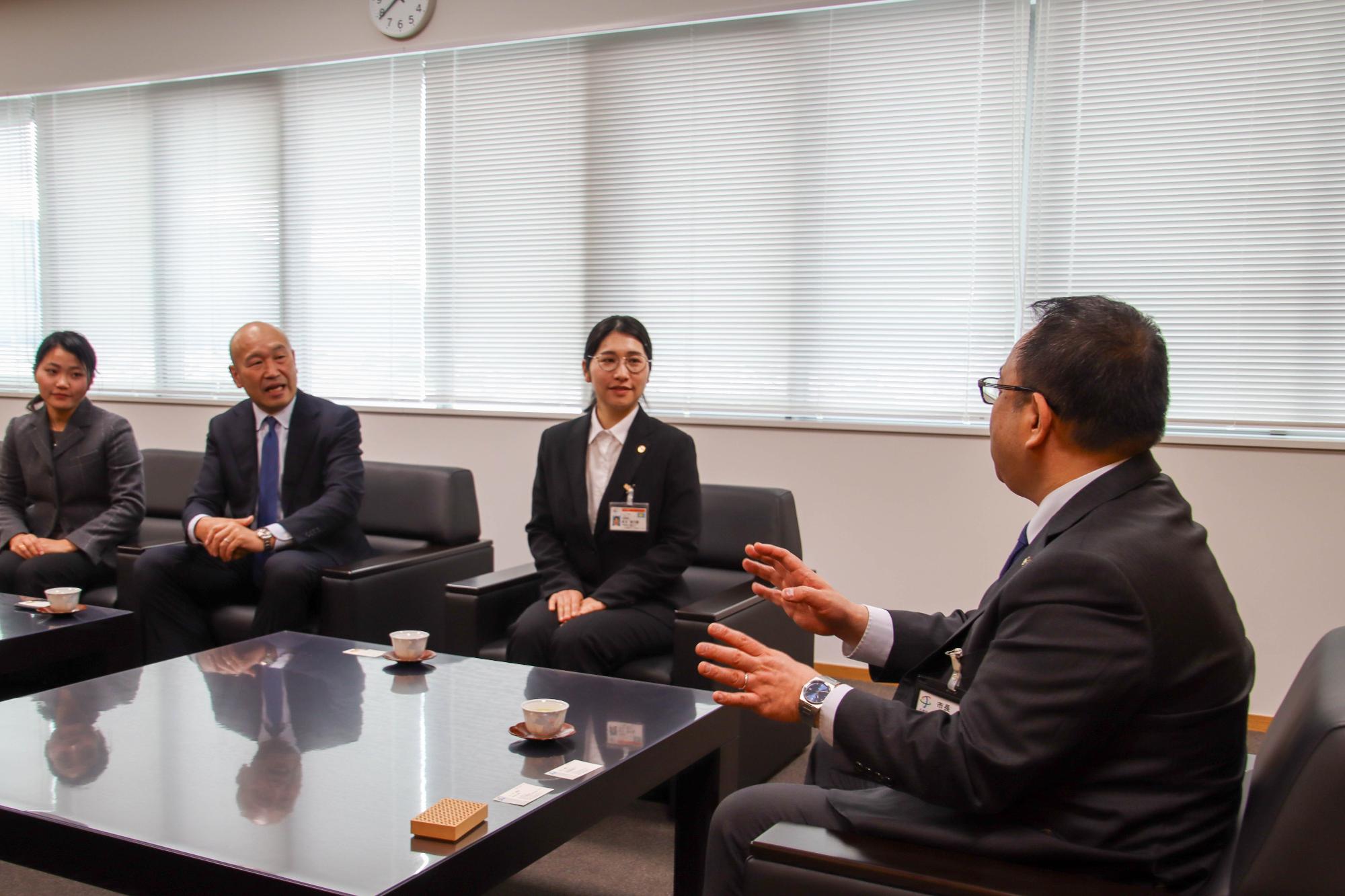 JICA協力隊員の兒玉さんと小川市長の歓談の様子