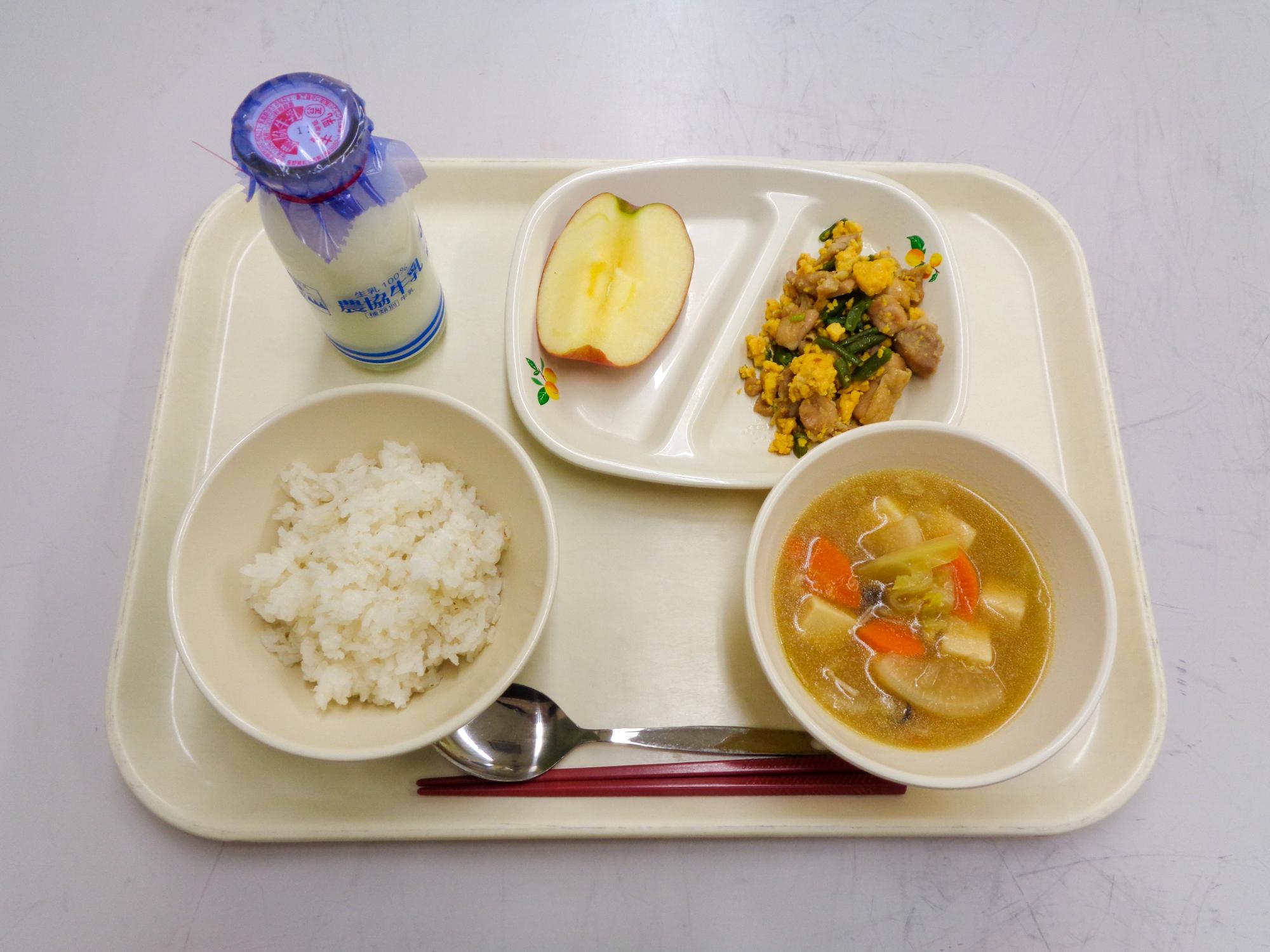 オーガニック給食の写真（麦ごはん、牛乳、凍り豆腐のそぼろ汁、焼き鳥丼の具・千曲市産のりんご）