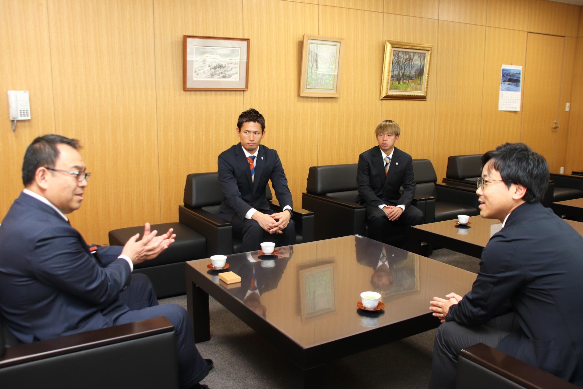 談笑をする小川修一市長とAC長野パルセイロ市原侑祐副社長