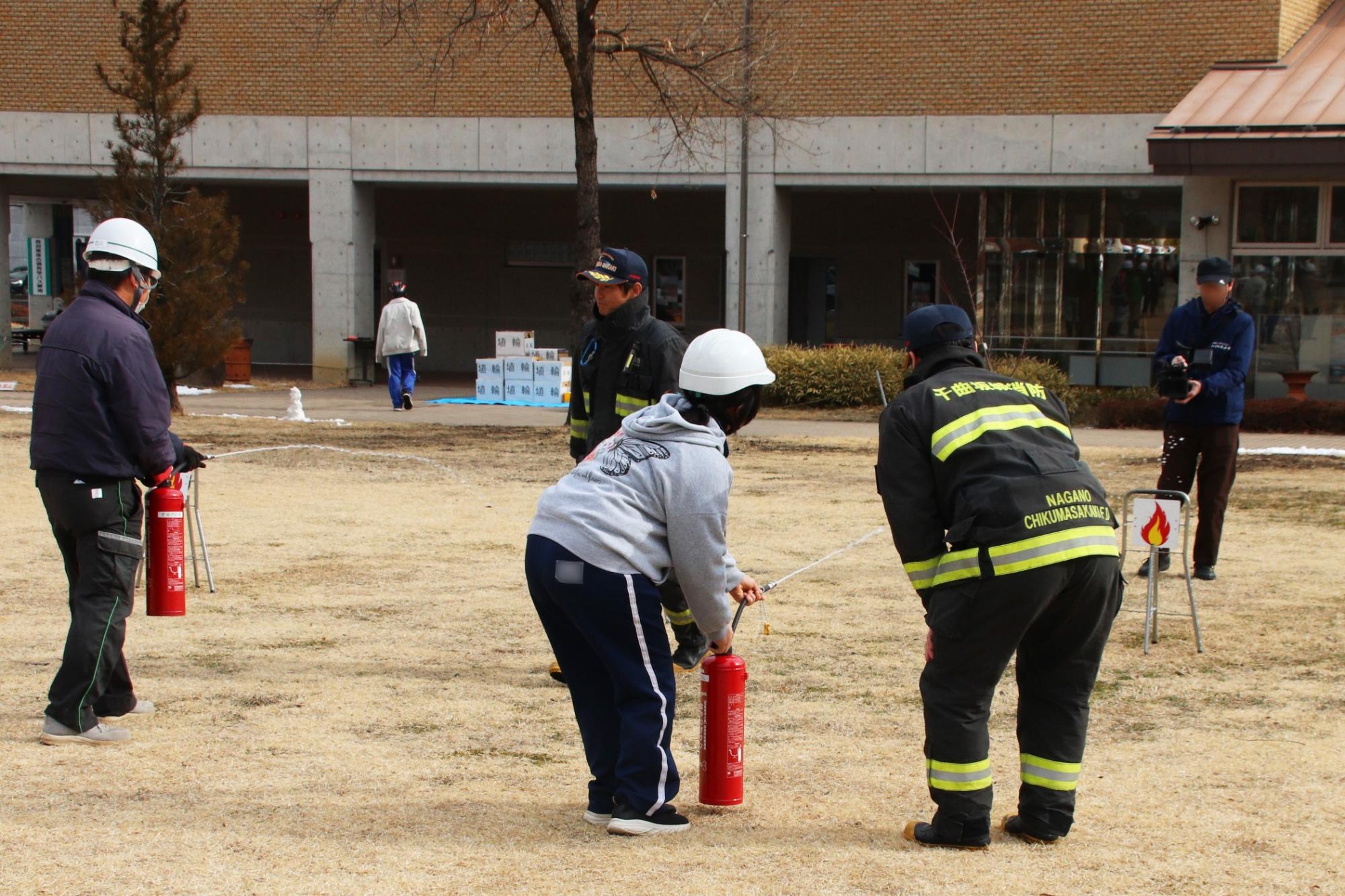 水消火器による初期消火訓練