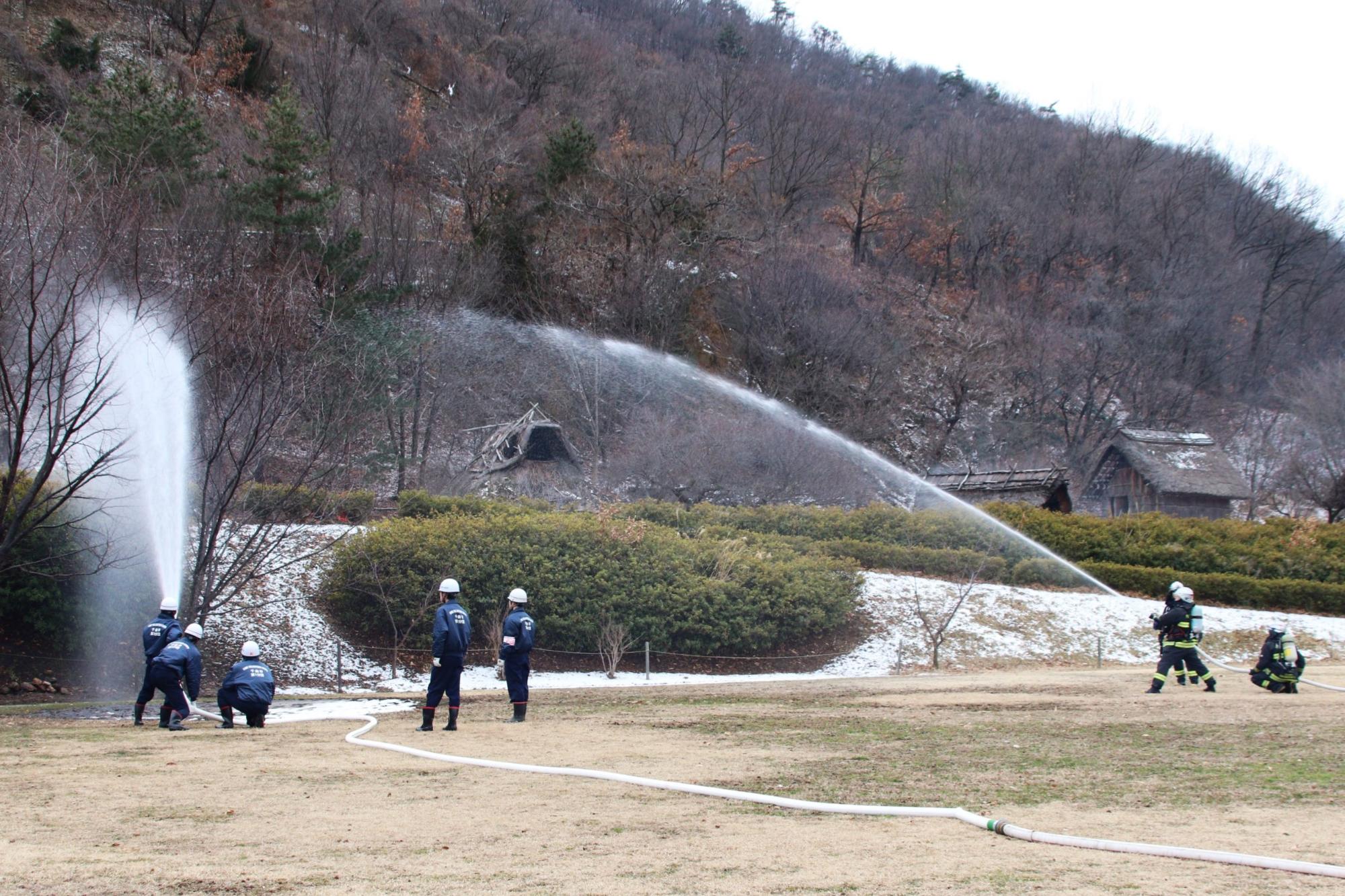 消防署・消防団による放水訓練