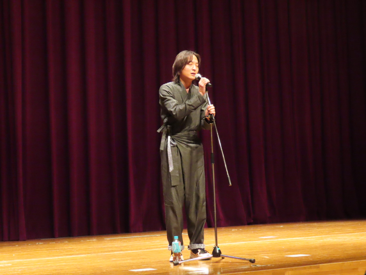 ステージ発表で歌を披露する長野県国際交流員