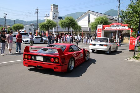 赤いフェラーリの後部を撮影した写真