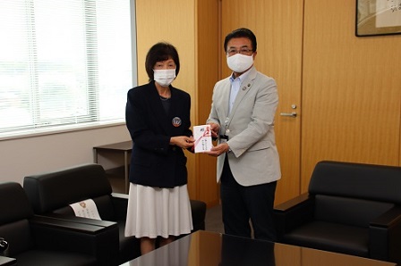 のし袋を市長に手渡している坂本会長の写真
