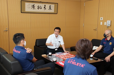 ソファに座ってお話している市長とボアルース長野のみなさんの写真