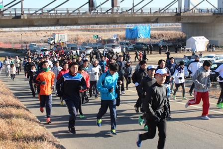 河川敷沿いのランニングコースを走るランナーたちの写真