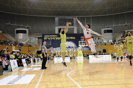 審判の前で大きくジャンプしている対戦選手2名の写真