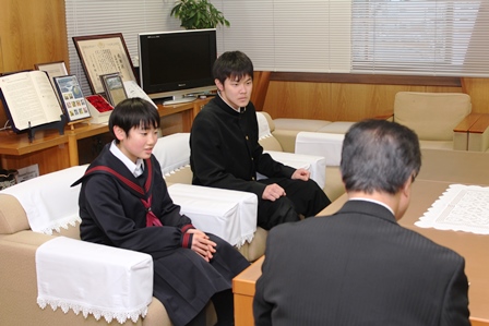 市長の前に並んで座り報告をしている中学生の女子と男子2名の写真