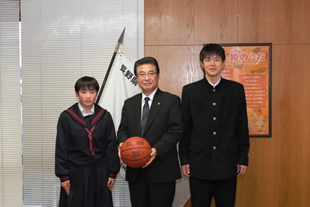 バスケットボールを持っている市長と隣に並んでいる中学生女子と男子二人の写真