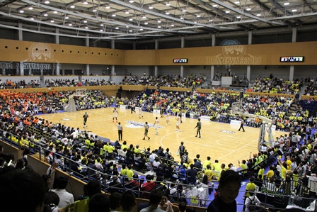 バスケットボールの試合の全体を客席から映した写真