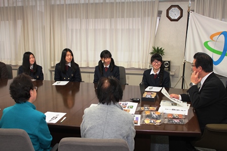 4人の高校の女子生徒と市長があんず商品を並べて対談している写真