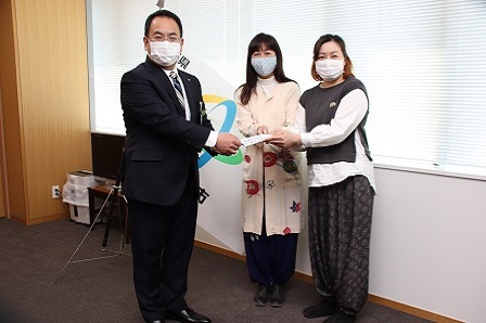 市長と北村さん、青木さんが並んで記念撮影をしている写真