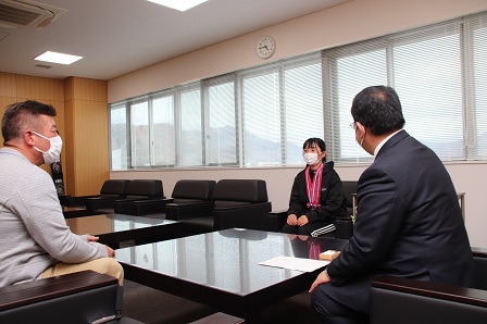 市長と宮尾さんが椅子に座ってお話している写真